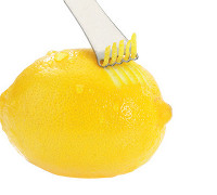 Zesteur sur un citron